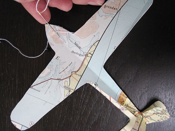 Een vliegtuig slinger maken van papier voor in de baby- of kinderkamer.