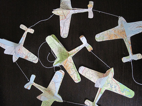 Een vliegtuig slinger maken van papier voor in de baby- of kinderkamer.