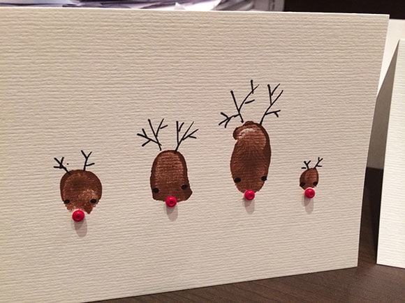 DIY kerstkaart maken met rendieren van vingerafdrukken.
