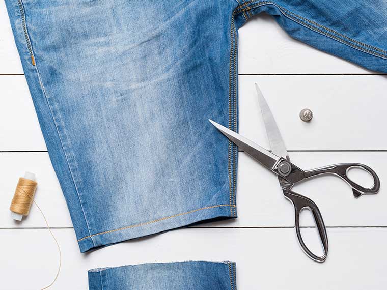Kapotte broek maken - de 10 leukste manieren om gaten in de knieën van je spijkerbroek te repareren. #1 Spijkerbroek afknippen