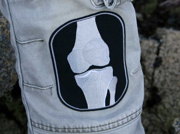 Kapotte broek maken - de 10 leukste manieren om gaten in de knieën van je spijkerbroek te repareren. #2 extra gaten in spijkerbroek knippen. Strijkapplicatie op de knie strijken