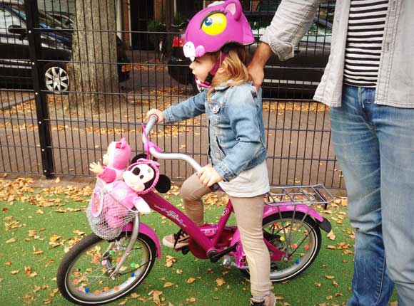 fietsen-kinderfiets-kind-veilig-kleuter-helm-fietshelm-oppad-vallen-leren-helmen-gekeurd-review-ladylemonade_nl4
