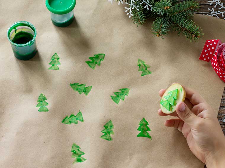 15x voor Kerst knutselen voor kerst: kerstboom stempelen met een aardappel en verf, cadeaupapier maken