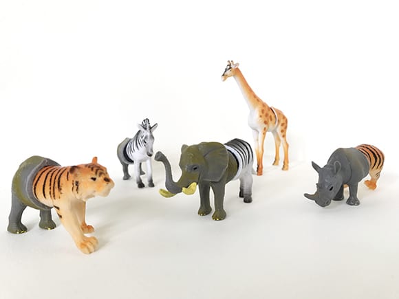 plastic, dieren, magneet, magneetjes, magneten, koelkast, speelgoed, spelen, diy, zelf, maken, knutselen, zagen, lijmen, tijger, olifant, giraf, zebra, neushoorn, kinderen, tip, idee, inspiratie, interieur, keuken