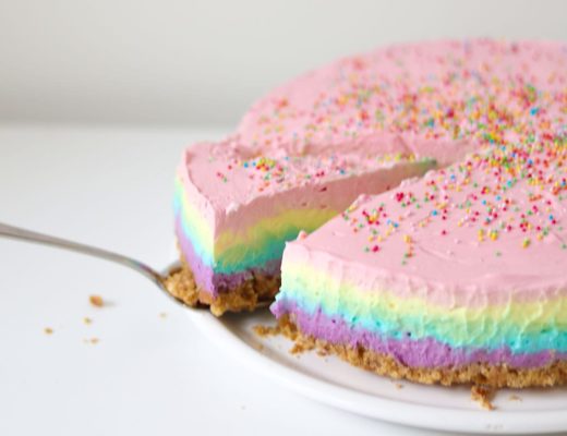 Recept regenboog cheesecake: Deze geweldige taart is niet alleen mooi, maar ook onwijs lekker. Zet er een plastic unicorn bovenop en dit is de ultieme taart voor een eenhoorn feestje!