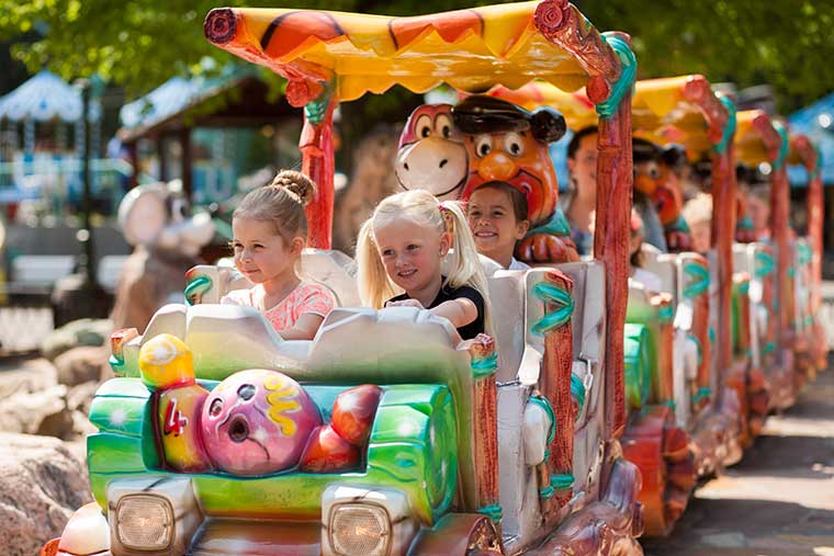 Heb je zin in een dagje weg naar een leuk kinderpretpark of attractiepark? Check dan deze 16 pretparken, wat ons betreft de leukste in Nederland!