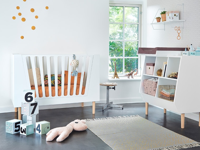 babymerken; babykamer; babyverzorging; babykamer inrichten; interieur; meubels; wieg; ledikant; behang; babyslaapzak; opbergen; inrichten; interieur