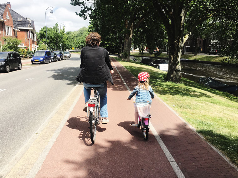 Papa en dochter samen fietsen