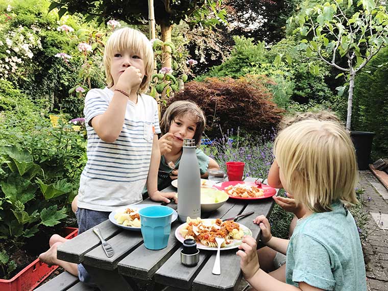 Kinderen eten in de tuin
