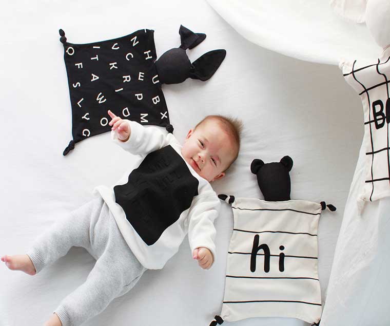 Nieuw babymerk en kindermerk APPIstudio; knuffelige wiegendekens en ledikantdekens, kleden en knuffels.