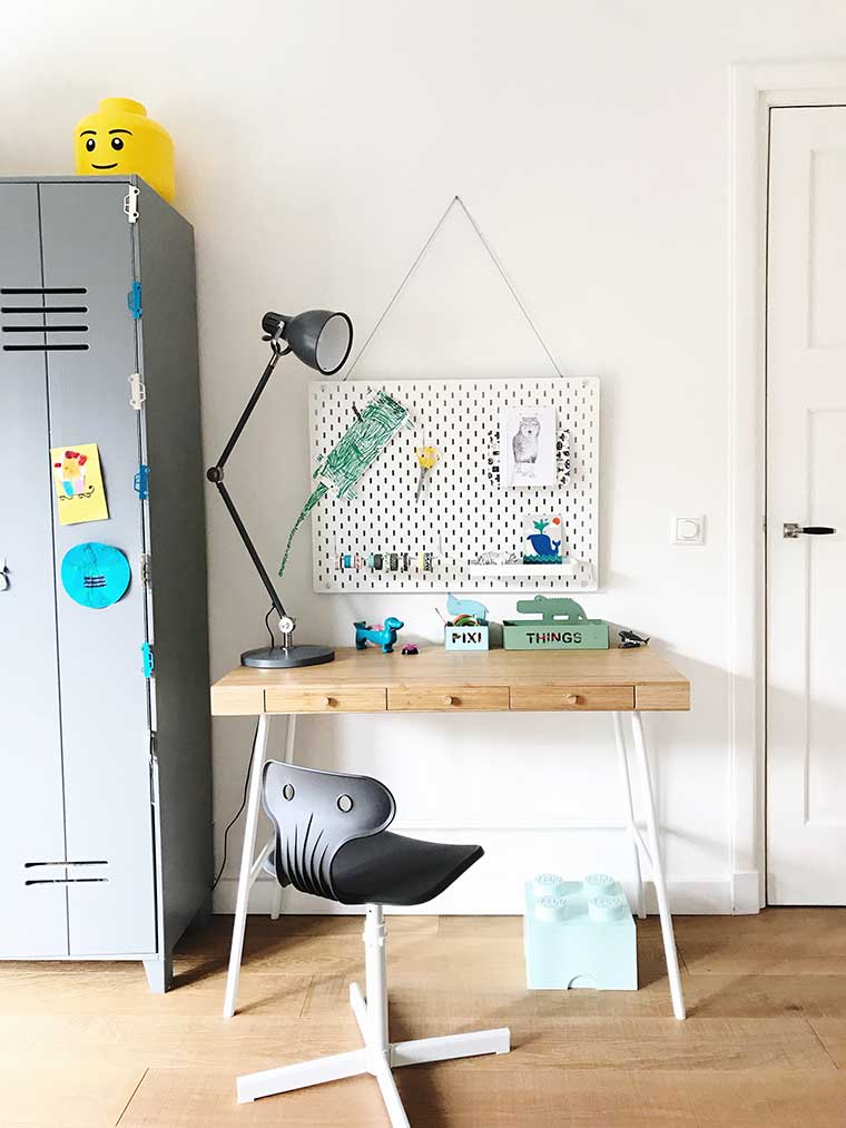 Een nieuwe werkplek voor Finn; ingericht met IKEA bureau Lillasen en hulp van de IKEA app.