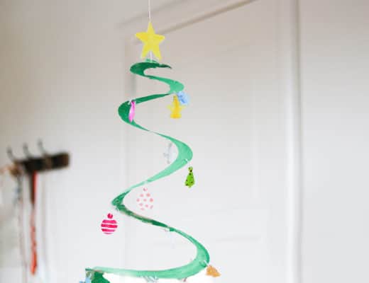 Een draaiende kerstboom knutselen van een papieren bordje - leuk om te knutselen met kerst met peuters en kleuters