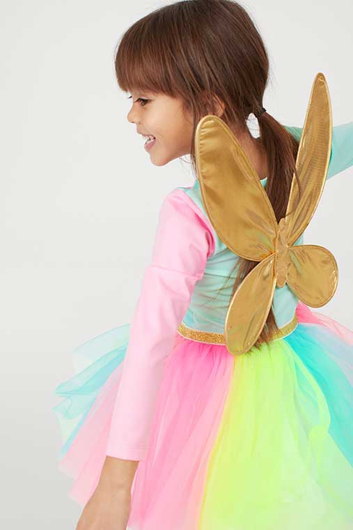 De H&M heeft weer een fantastische nieuwe collectie goedkope carnavalskleding voor kids. Wij laten je onze favorieten zien! Zoals dit vlinder jurkje.