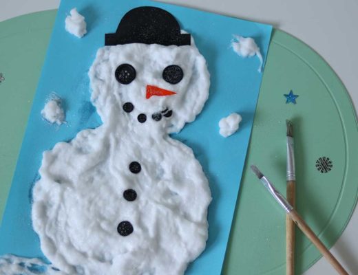 Sneeuwpop knutselen: lekker kliederen en knutselen, een super leuk knutselidee in de winter. Zelf sneeuwverf maken en er daarna een sneeuwpop mee knutselen.
