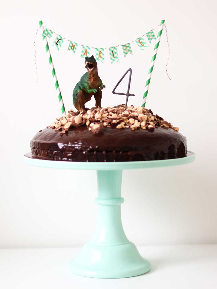 Chocoladetaart met dino cake topper: een absolute verjaardagstaart hit! Ik laat je zien hoe je de taart maken kunt.