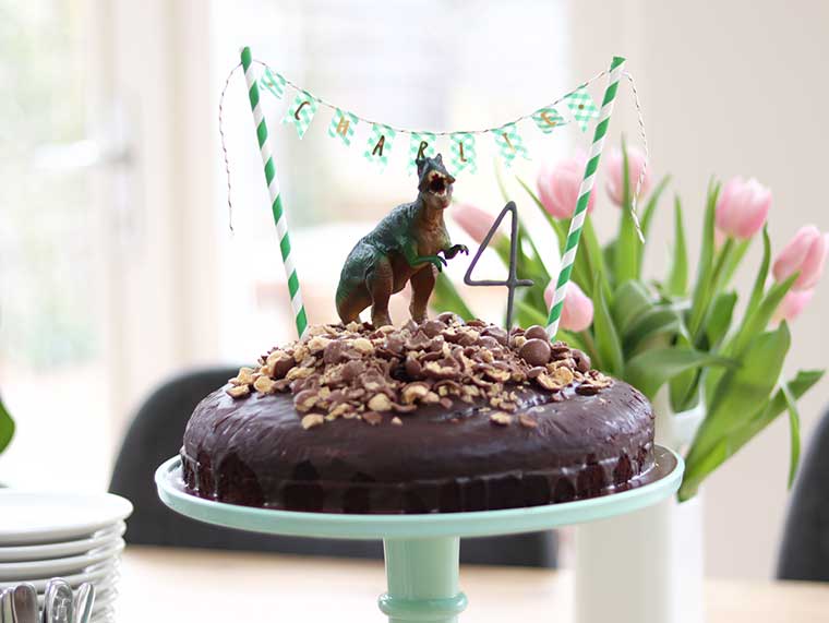 Chocoladetaart met dino cake topper: een absolute verjaardagstaart hit! Ik laat je zien hoe je de taart maken kunt.