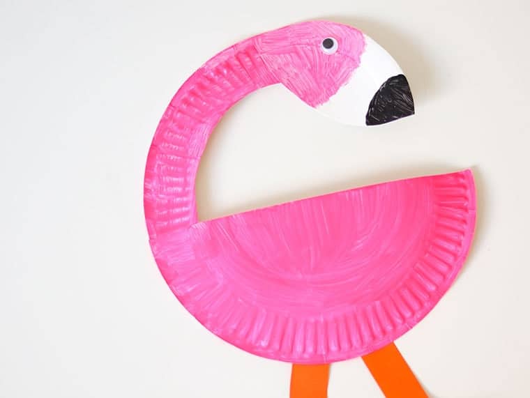 Knutselen met papier. Maak deze toffe flamingo van een kartonnen bordje of één van de andere 9 knutselideeën.