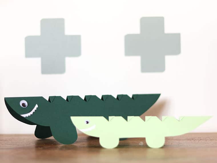 Knutselen met papier. Vouw deze coole krokodil met kleintje of maak één van de andere 9 knutselideeën.