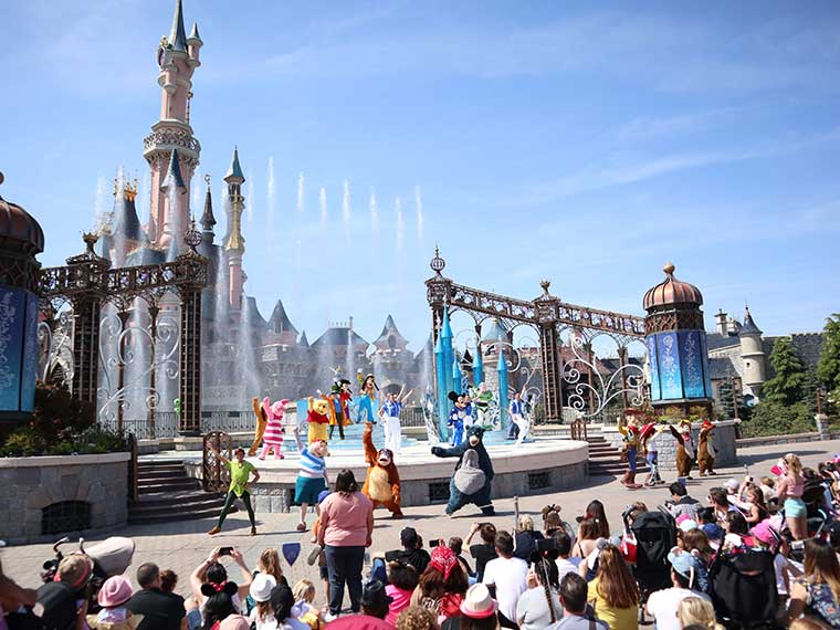 Vanaf welke leeftijd is Disneyland Parijs leuk? En kun je er al heen met peuter of kleuter? Yes! En wij laten je de leukste Disneyland attracties zien voor de kleintjes.