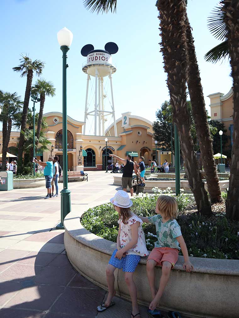 Vanaf welke leeftijd is Disneyland Parijs leuk? En kun je er al heen met peuter of kleuter? Yes! En wij laten je de leukste Disneyland attracties zien voor de kleintjes.