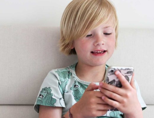 Wanneer geef je je kind een mobiele telefoon? Met welke leeftijd krijgen kinderen gemiddeld hun eerste mobieltje?