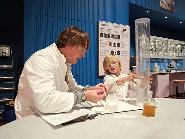 Science museum NEMO - Het tofste wetenschapsmuseum van Nederland. NEMO proefjes doen in het laboratorium!