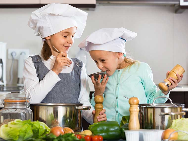 Koken met kinderen - Leuke tips & wat je kind kan vanaf welke leeftijd.