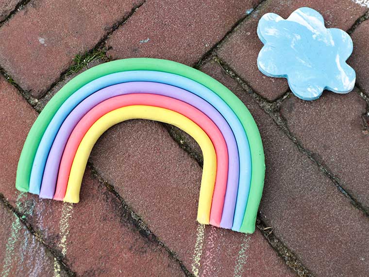 Deze regenboog en het wolkje zijn allebei gemaakt van Chalk Clay en krijten als de beste.