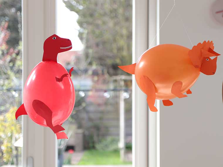 DIY versiering voor een dino feestje - Van de dinosaurussen maakte ik gratis printables die je kunt uitknippen en op je ballon plakt.