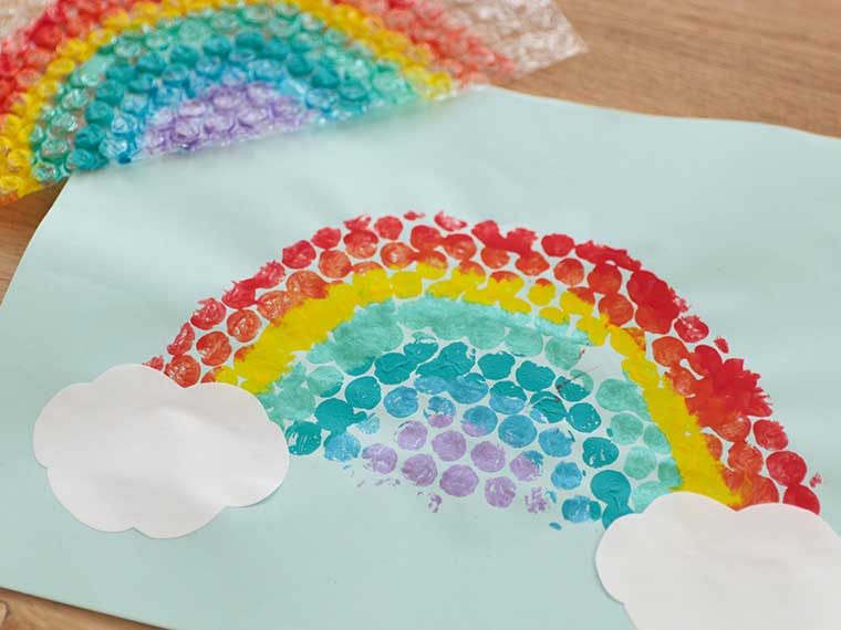 Knutselen met bubbeltjesplastic - 14 Leuke & originele knutselideeën. Zoals deze regenboog.