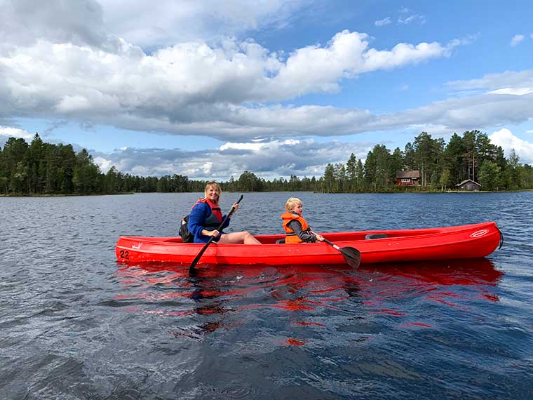 Onze onvergetelijke rondreis door Dalarna, Zweden - Kanoën op het Rädsjön meer in Orsa Grönklitt.