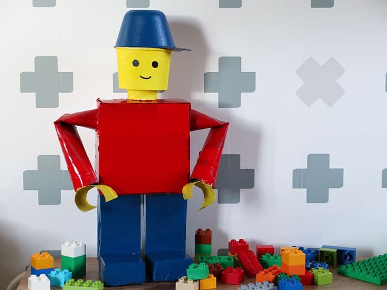 LEGO Surprise maken | Een LEGO poppetje als Sinterklaas surprise.