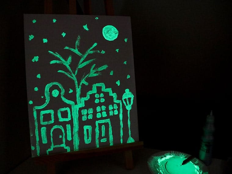 Glow in the dark verf | Zelf lichtgevende verf & kunstwerken maken met kinderen.