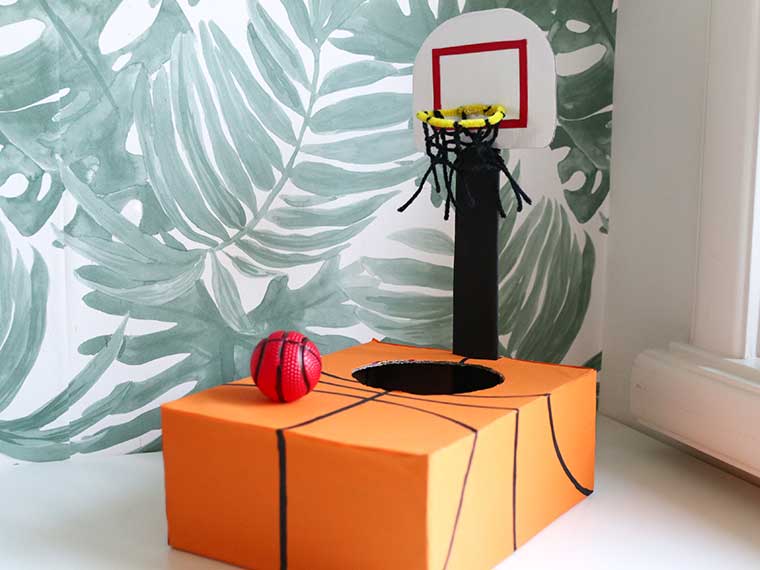 Een basketbal surprise maken voor Sinterklaas.
