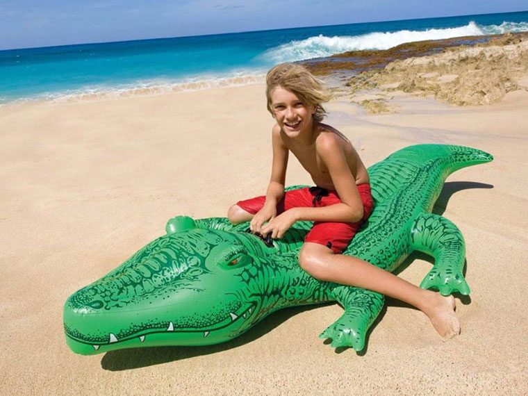 Een opblaasbare krokodil is een te gek speeltje voor in het zwembad of op het strand
