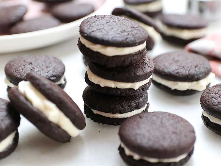 Oreo koekjes maken | Hét recept voor de zwarte koekjes met vanille vulling!