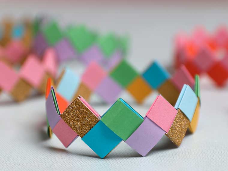 Een origami armband knutselen van papier!